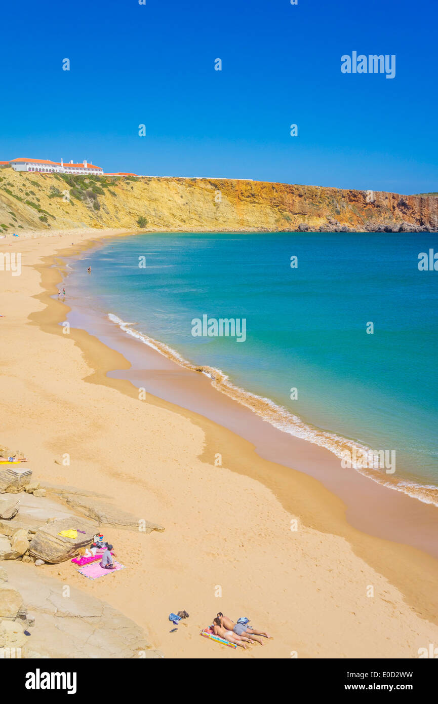 Spiaggia di Mareta con la Pousada de Sagres infante sulle scogliere dietro di esso, Sagres Algarve Portogallo UE Europa Foto Stock