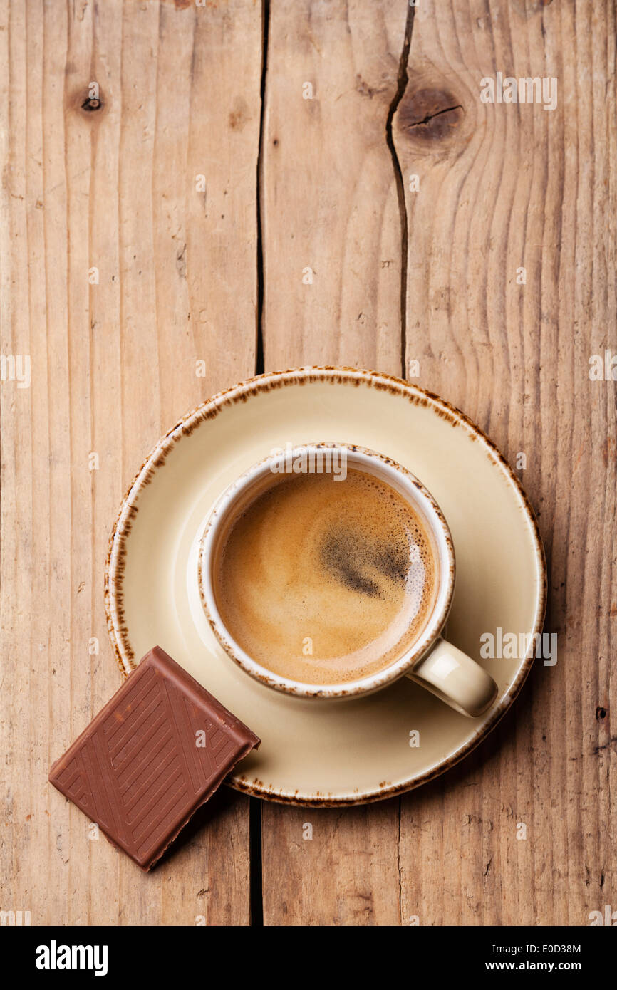Tazza da caffè con cioccolato su sfondo di legno Foto Stock