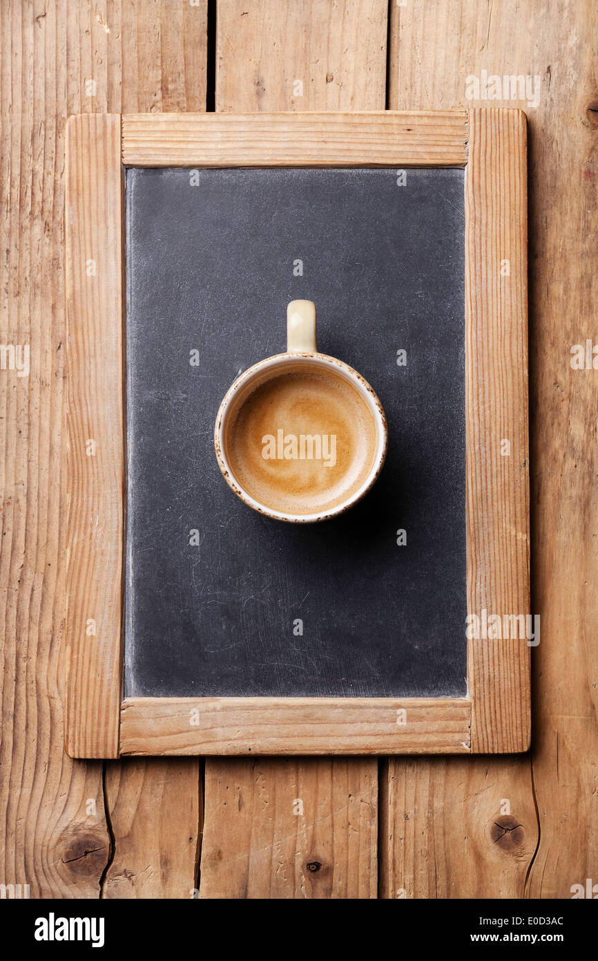 Tazza da caffè su ardesia vintage chalk board Foto Stock