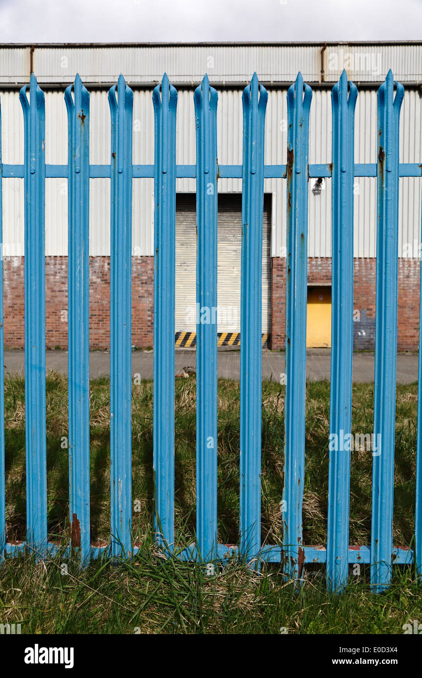 Recinzione di sicurezza a tre punti intorno a un luogo di lavoro, Regno Unito Foto Stock