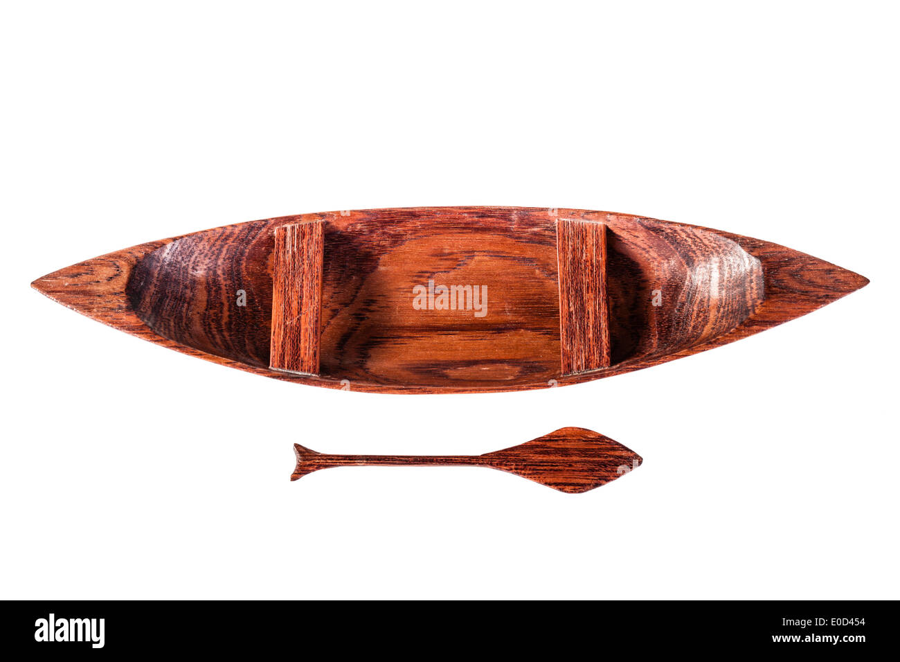 Una canoa in legno modello isolate su uno sfondo bianco Foto Stock