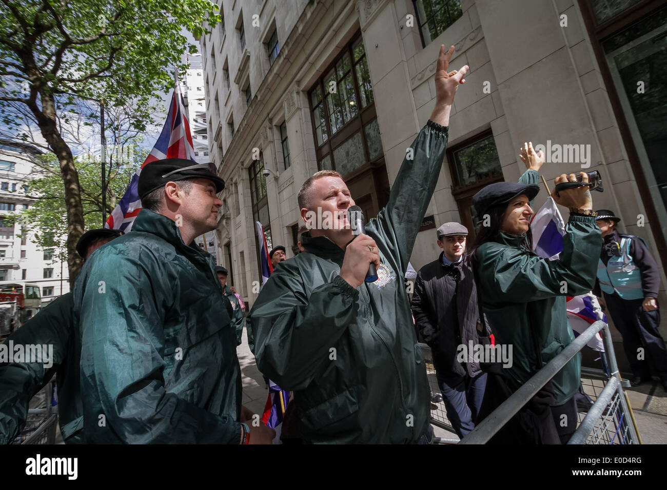 Londra, Regno Unito. 09 Maggio, 2014. Islamisti radicali e British di estrema destra Protesta di gruppi e di scontro al di fuori dell'Alta Commissione Indiana a Londra Credito: Guy Corbishley/Alamy Live News Foto Stock