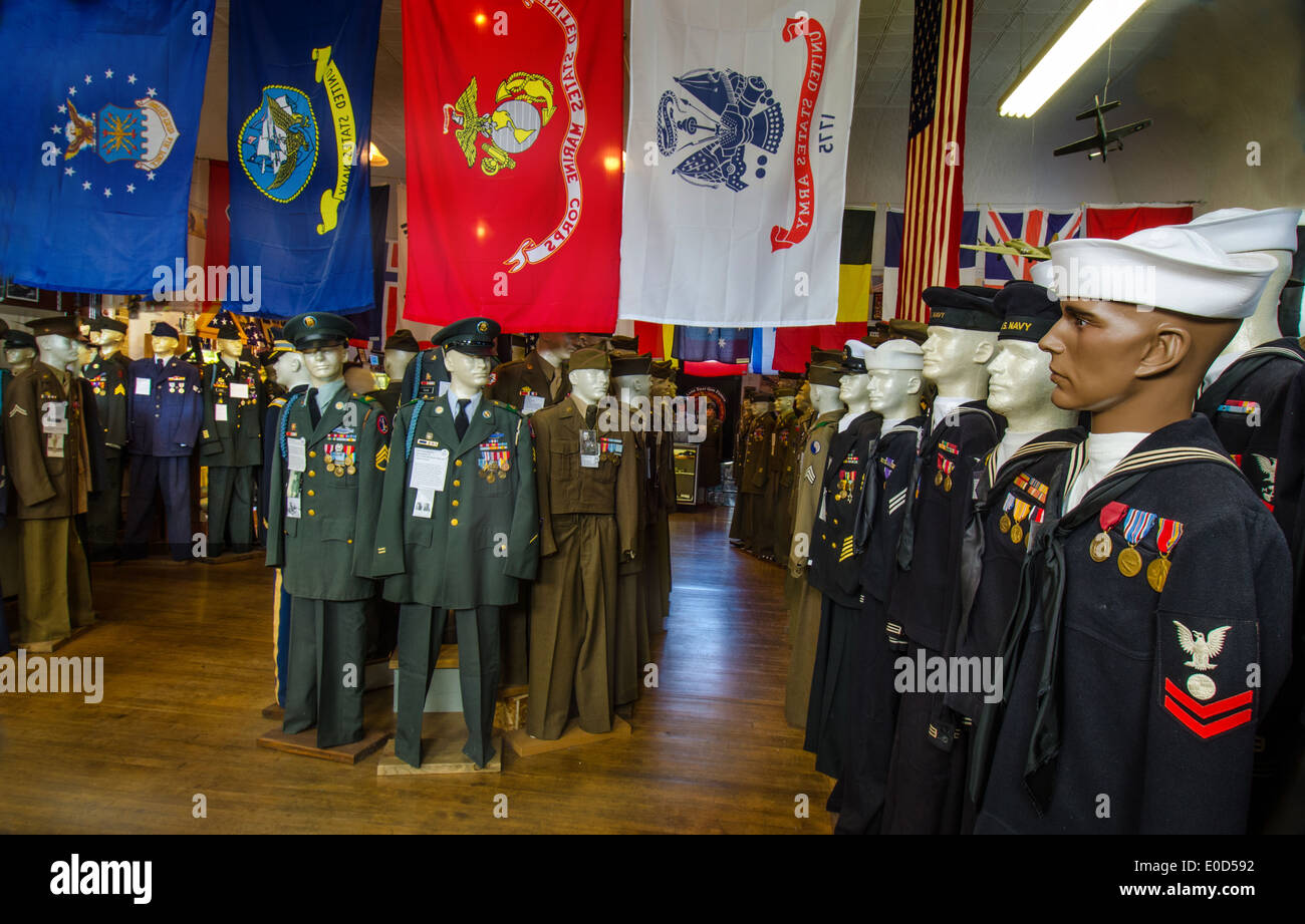 Mostra di statue di vari soldati statunitensi nel percorso 66 Hall of Fame e il museo in Pontiac, Illinois, una città lungo la Route 66. Foto Stock