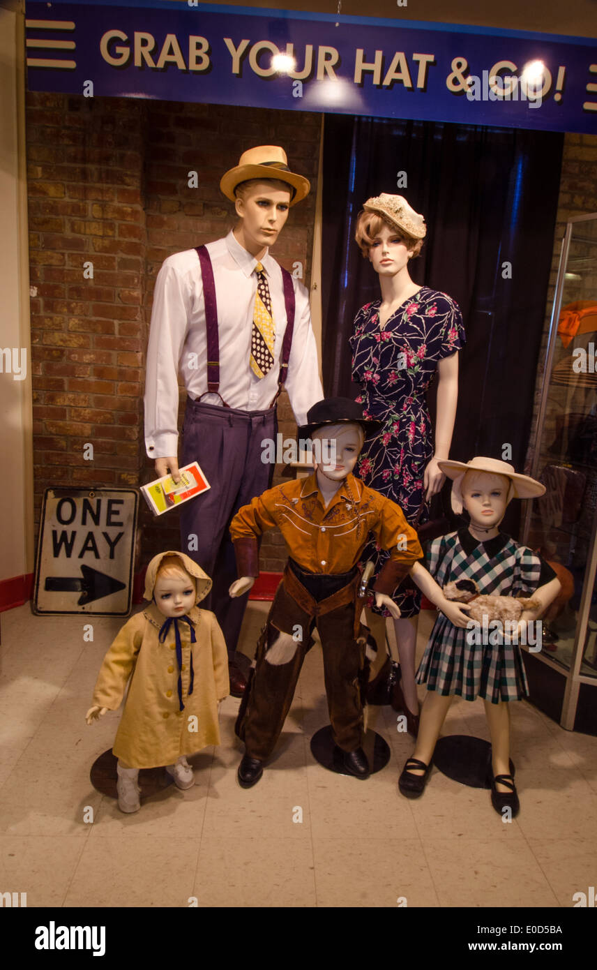 Esposizione di una famiglia negli anni quaranta nel percorso 66 Hall of Fame e il museo in Pontiac, Illinois, una città lungo la Route 66. Foto Stock