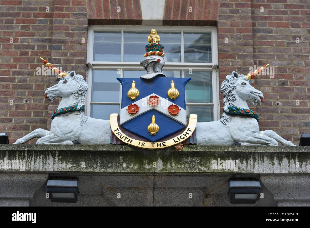 La Venerabile compagnia di cera Chandlers " simbolo e stemma al Gresham Street a Londra, Inghilterra, Regno Unito. Foto Stock