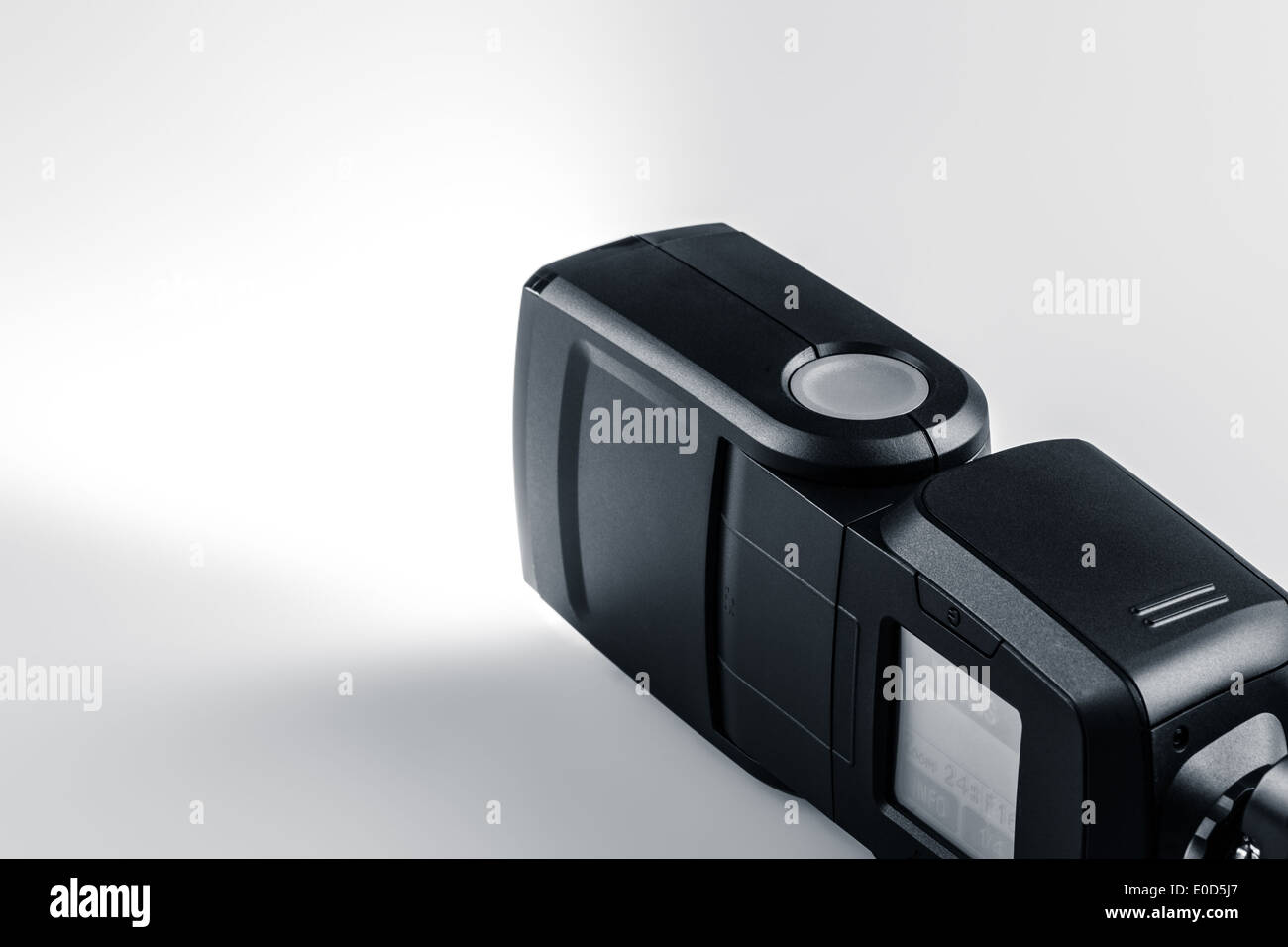 Una fotocamera elettronica flash su sfondo bianco Foto Stock