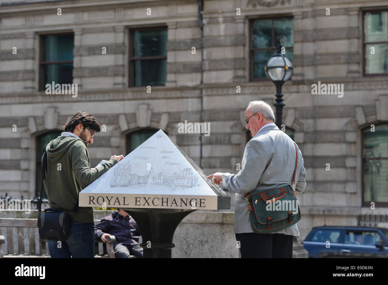 I turisti alla ricerca di una mappa dettagliata degli edifici vicino al Royal Exchange di Londra, Inghilterra, Regno Unito. Foto Stock