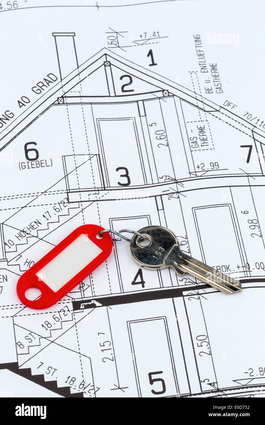 Un architetto ha un progetto di un architetto con la chiave di un appartamento o una casa nuova, Ein Bauplan eines Architekten mit dem Schluessel eine Foto Stock