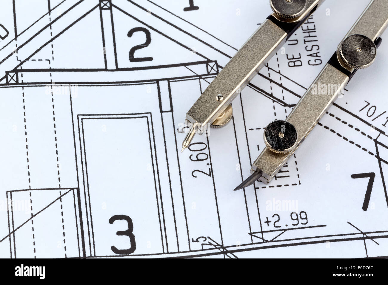 Un architetto ha un progetto di un architetto per la costruzione eiones nuova casa di abitazione. Foto simbolico per il finanziamento e la pianificazione di Foto Stock