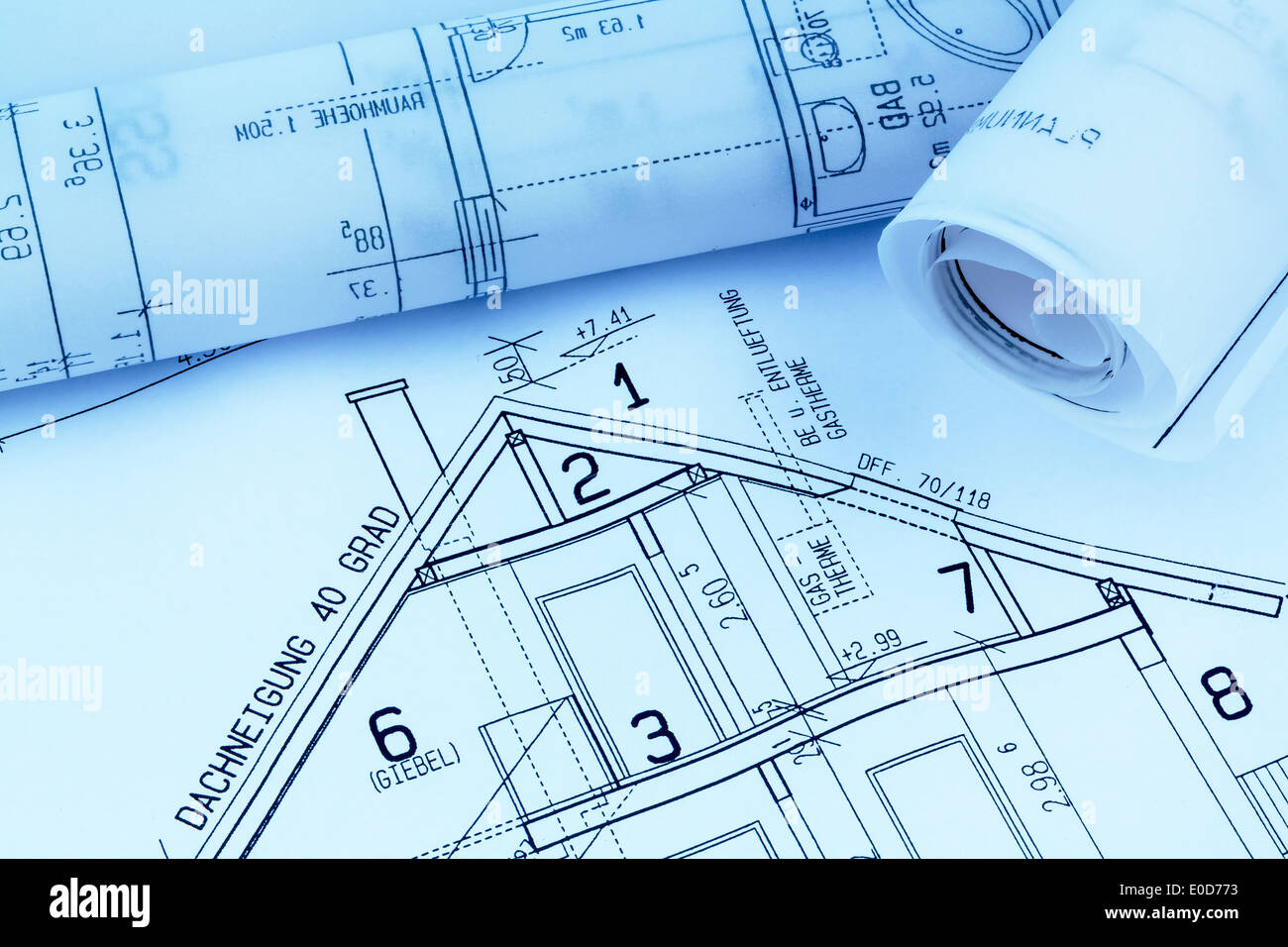 Un architetto ha un progetto di un architetto per la costruzione eiones nuova casa di abitazione. Foto simbolico per il finanziamento e la pianificazione di Foto Stock