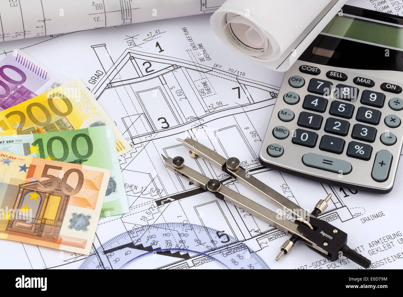 Un architetto ha un progetto di un architetto con una calcolatrice tascabile e euromoney. Foto simbolico per il finanziamento e la pianificazione di un nuovo h Foto Stock