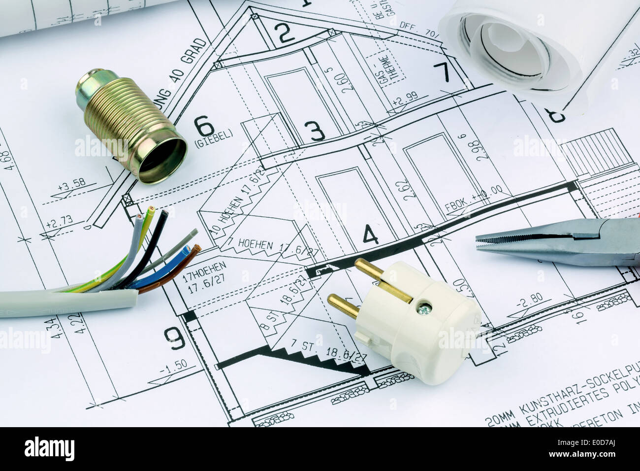 Un architetto ha un progetto di un architetto per la costruzione di una nuova casa di abitazione. Foto simbolico per il finanziamento e la pianificazione di un Foto Stock