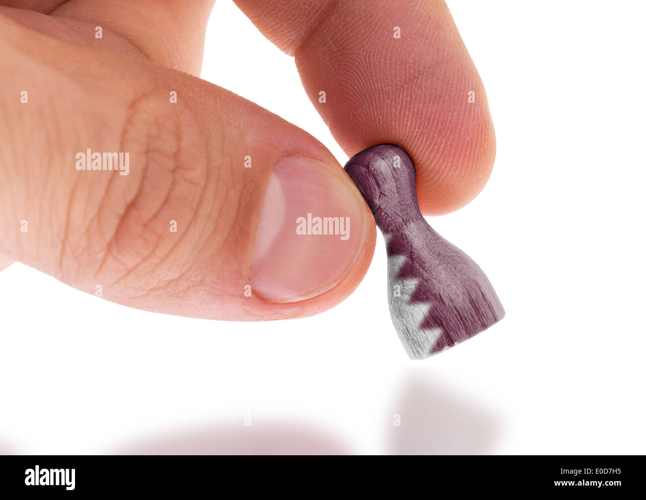 Mano azienda pedina di legno con una bandiera della pittura di messa a fuoco selettiva in Qatar Foto Stock