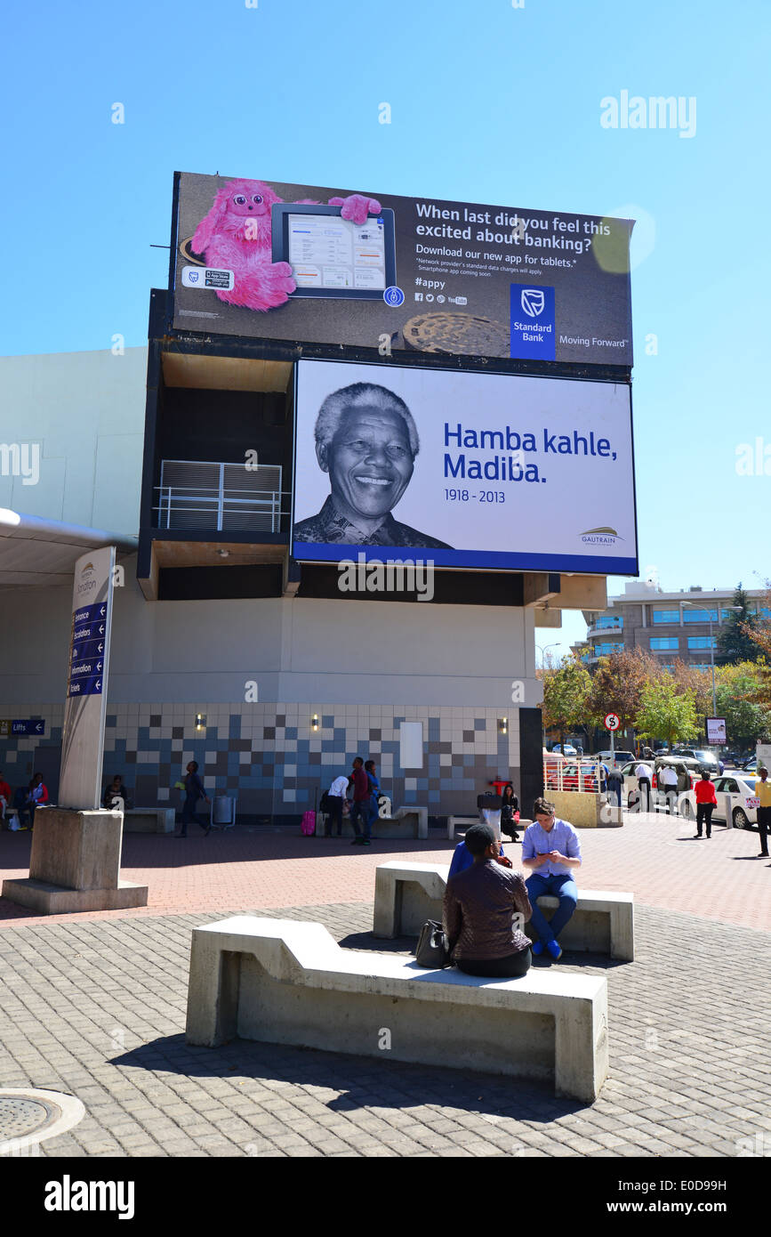 Pannelli pubblicitari al di fuori della stazione Gautrain, West St, CBD, Sandton Johannesburg, provincia di Gauteng, Repubblica del Sud Africa Foto Stock