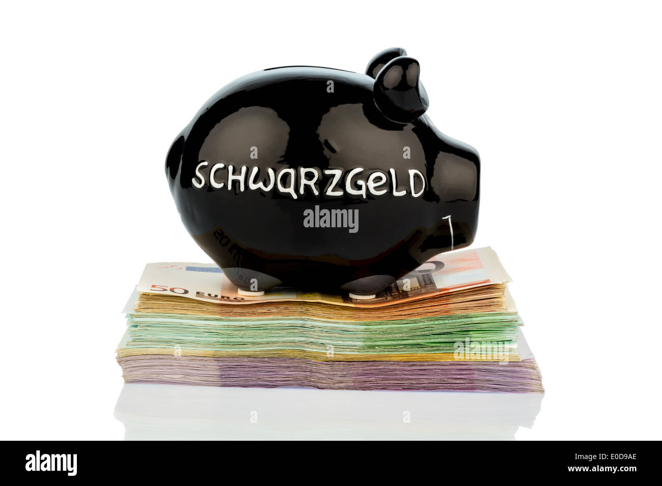 Nero salvadanaio sulle banconote, foto simbolico per il denaro nero, inganno fiscali e il riciclaggio del denaro sporco, Schwarzes Sparschwein auf Ge Foto Stock