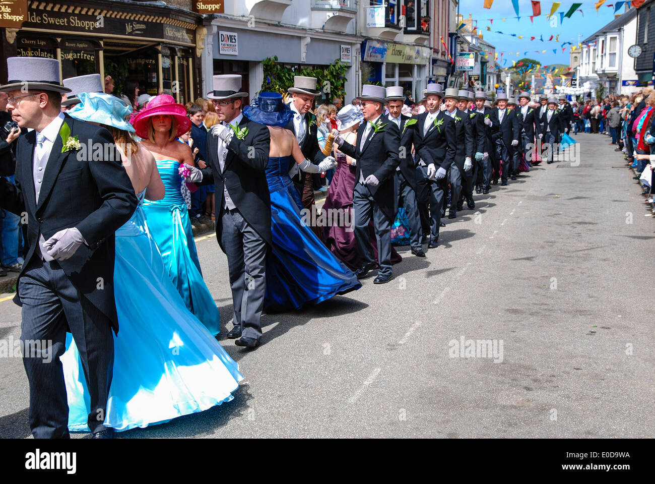 Danzatori durante l'annuale ballo floreali celebrazioni a Helston in Cornwall, Regno Unito Foto Stock