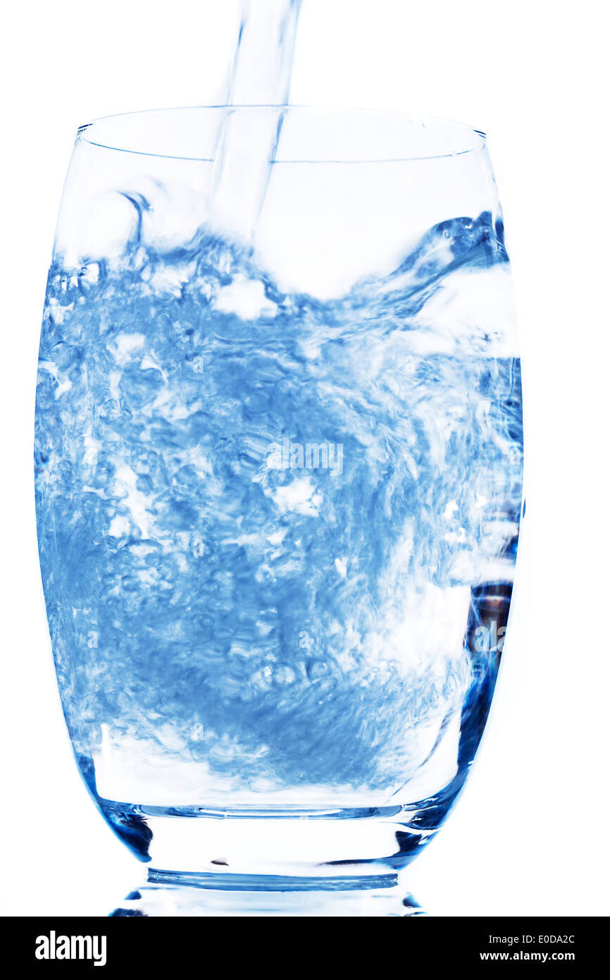 L'acqua viene versata in un bicchiere, foto simbolico per acqua potabile, di freschezza, di necessità e di consumo, Wasser wird in Ein Glas gegossen Foto Stock