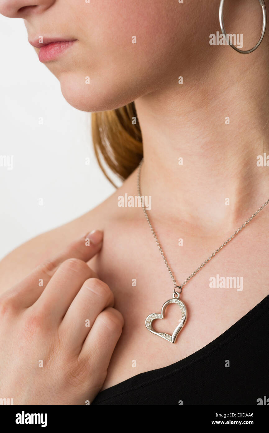 Ciondolo a forma di cuore e di catena d'argento su adolescente(14-15) collo Foto Stock