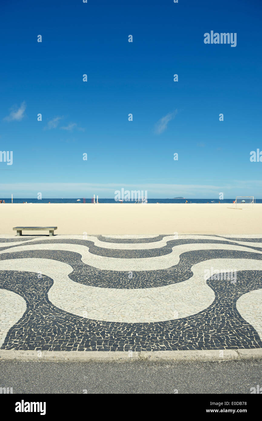 Marciapiede iconica tile pattern alla vista vuota della spiaggia di Copacabana a Rio de Janeiro in Brasile Foto Stock