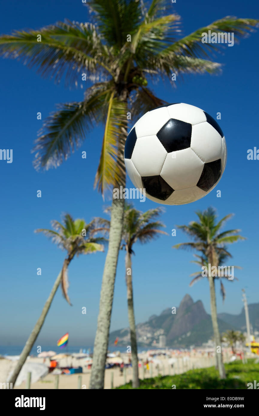 Pallone da calcio calcio battenti il cielo luminoso di Rio de Janeiro in  Brasile skyline con due fratelli di montagna e palme a Ipanema Beach Foto  stock - Alamy
