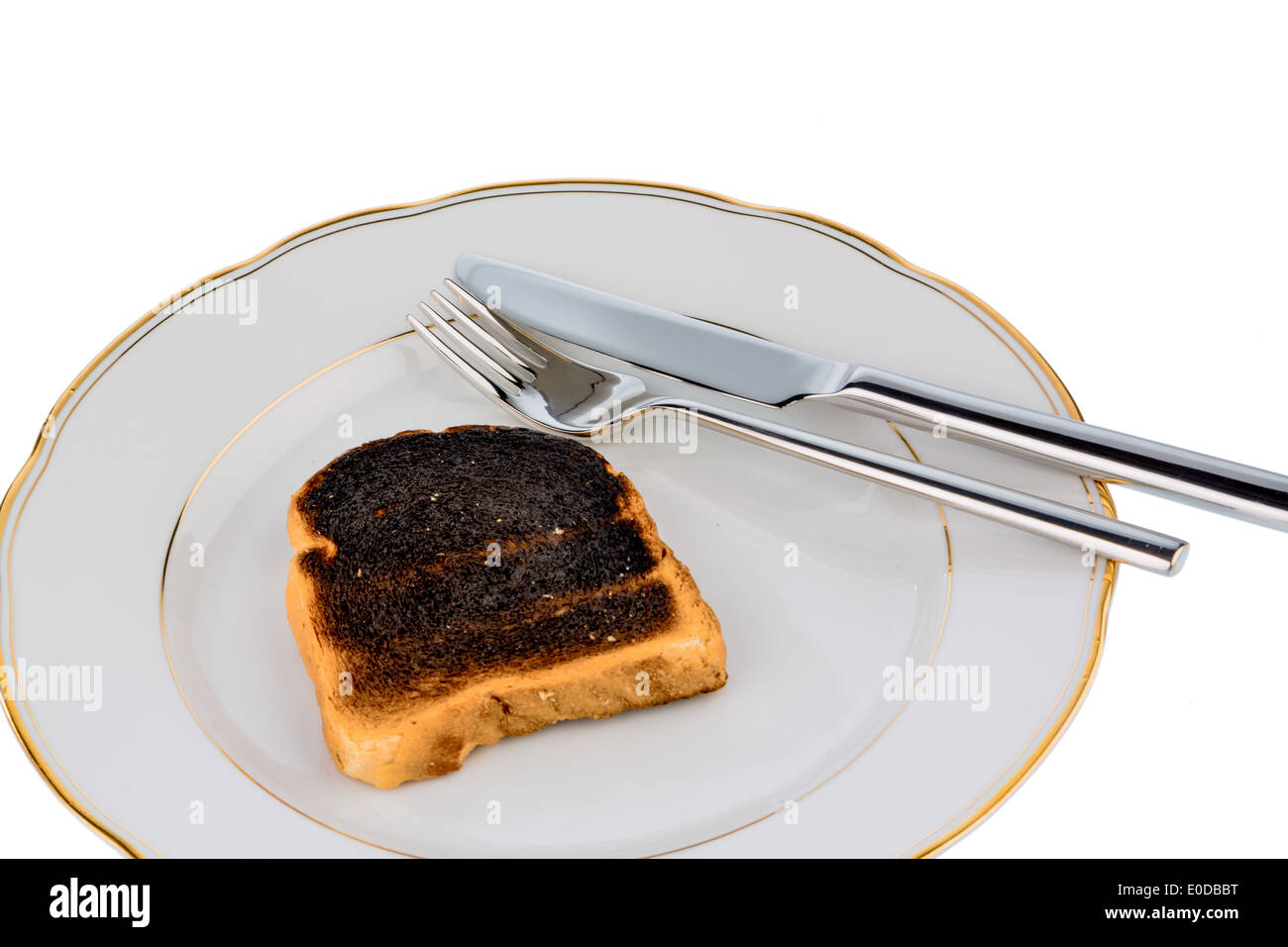 Tostare il pane divenne burntly. Burntly toast con i dischi e la prima colazione., Toastbrot wurde beim toasten verbrannt. Foto Stock