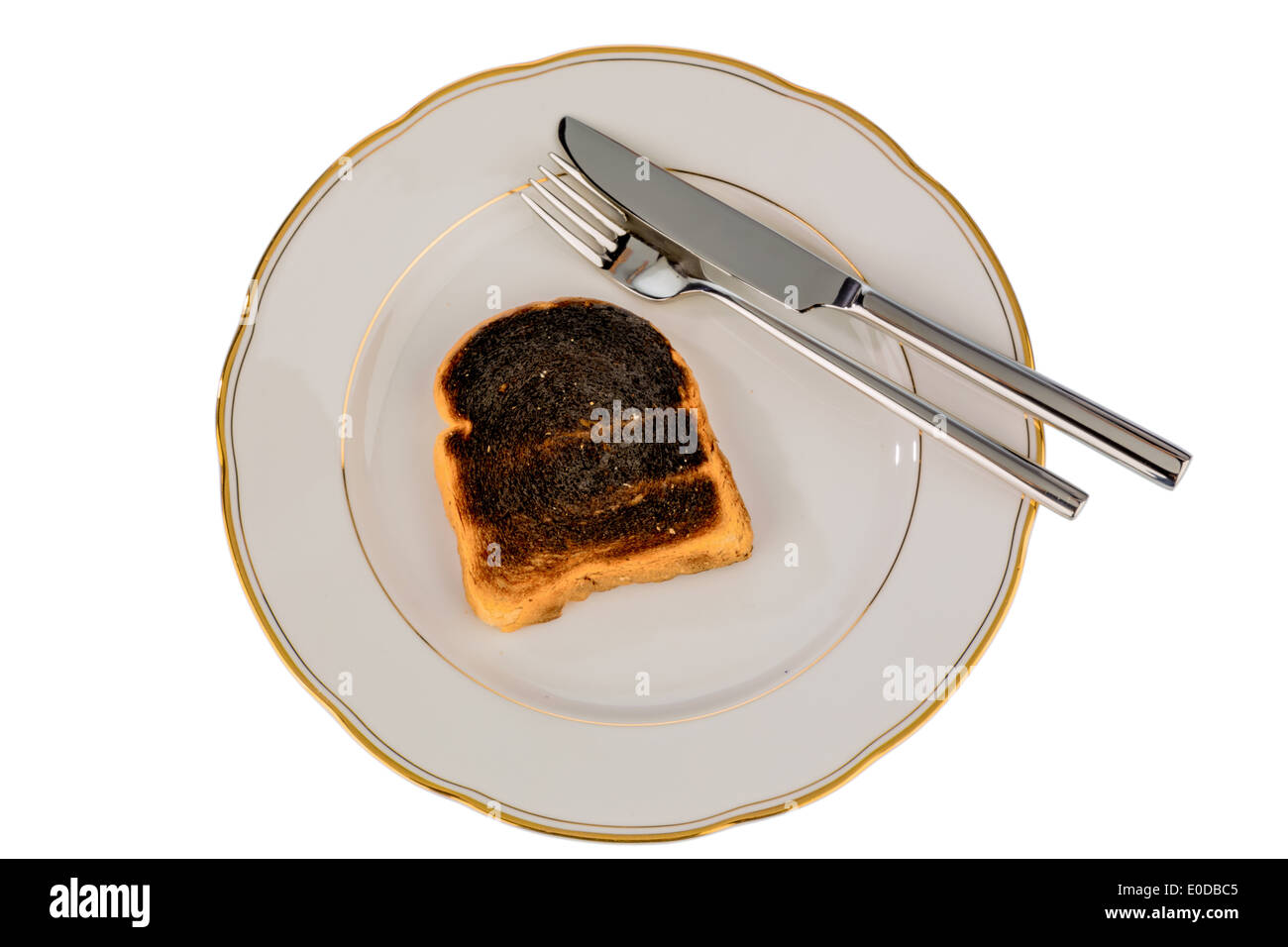 Tostare il pane divenne burntly. Burntly toast con i dischi e la prima colazione., Toastbrot wurde beim toasten verbrannt. Foto Stock