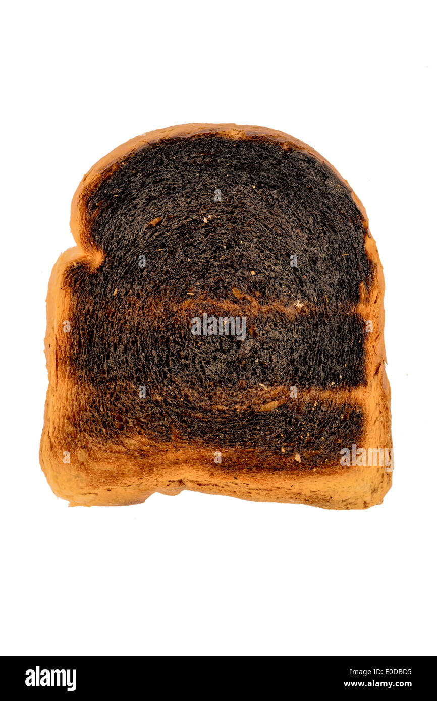Tostare il pane divenne burntly. Burntly toast con i dischi e la prima colazione., Toastbrot wurde beim toasten verbrannt. Foto Stock