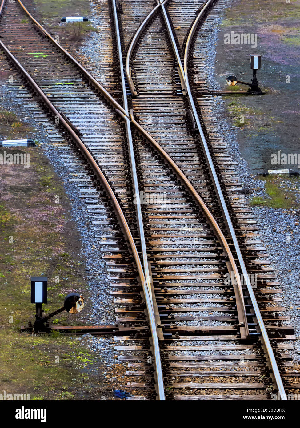 Punti sui binari di una linea ferroviaria. Foto simbolico per la decisione, la separazione e la comunità, Weiche auf Schienen einer Eisenbahn. Simbolo Foto Stock