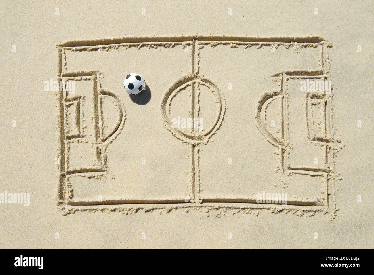 Linea semplice disegno del campo di calcio con pallone da calcio in sabbia sulla spiaggia brasiliana Foto Stock