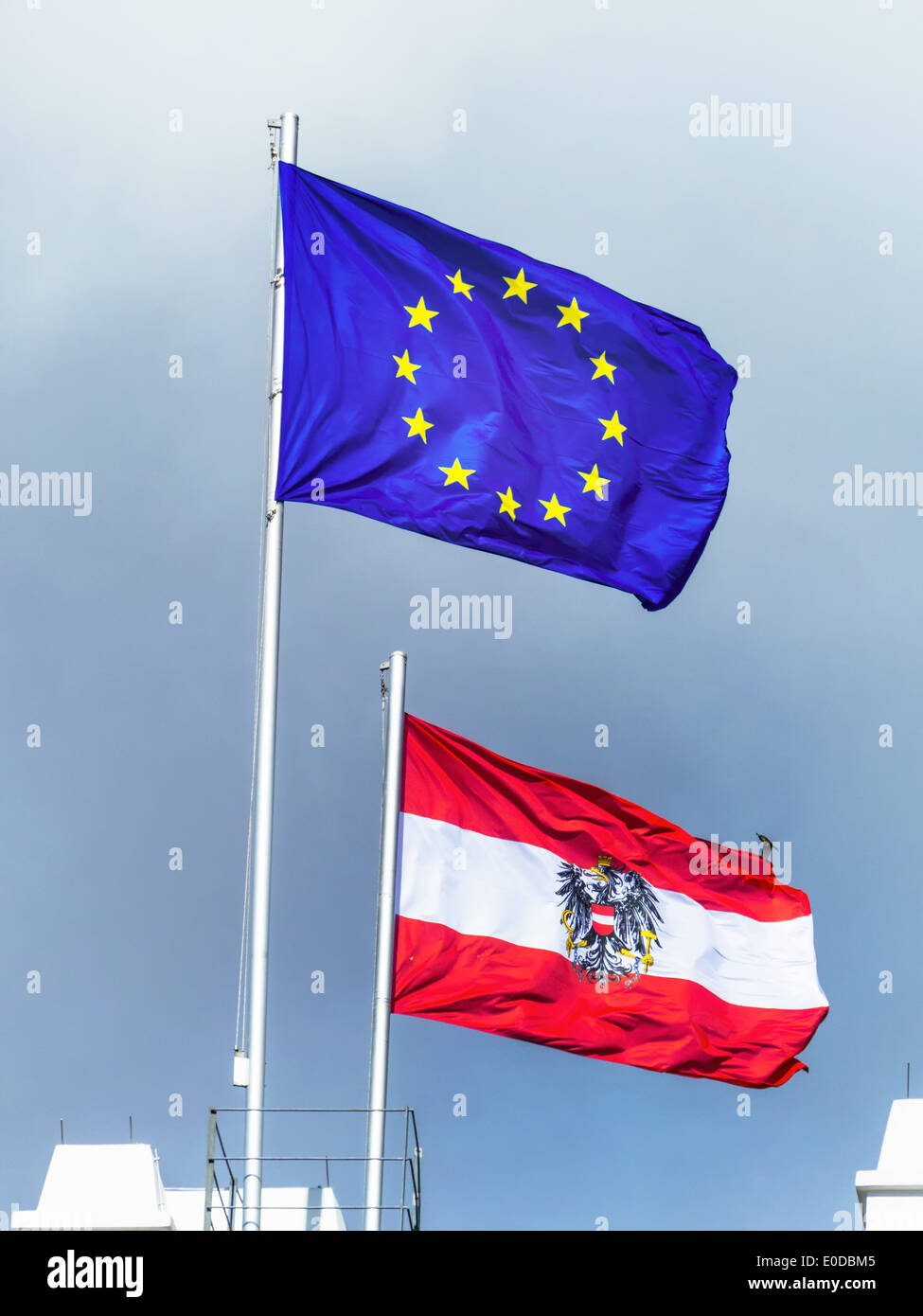 La bandiera dell'Unione europea (UE) e la bandiera austriaca., Die Flagge der Europaeischen europea (UE) und die ÷sterreichische Fahn Foto Stock