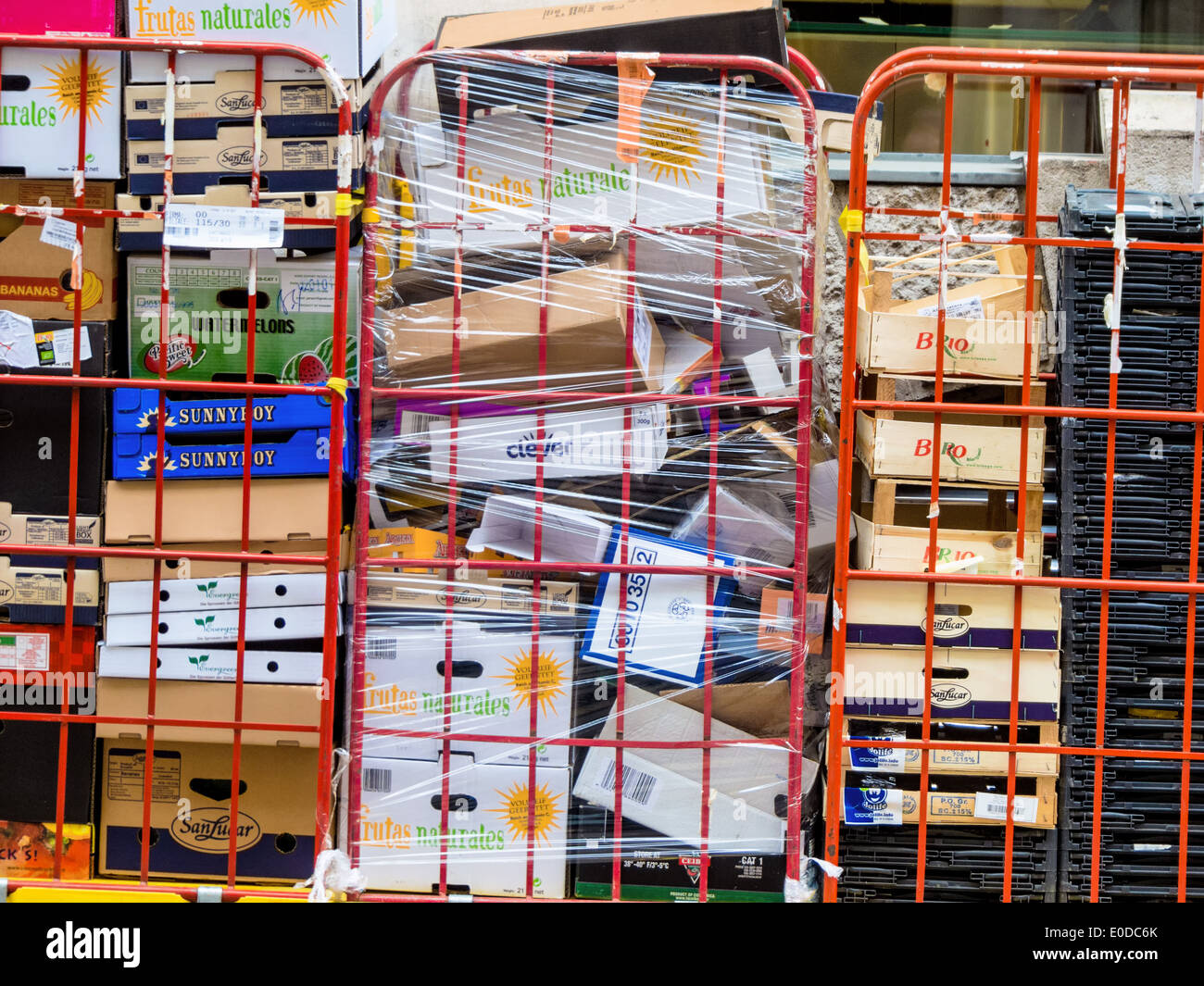 Il materiale di imballaggio in un supermercato. Rifiuti di carta e cartone e imballaggi di attendere per il riciclaggio, Verpackungsmaterial in einem Super Foto Stock