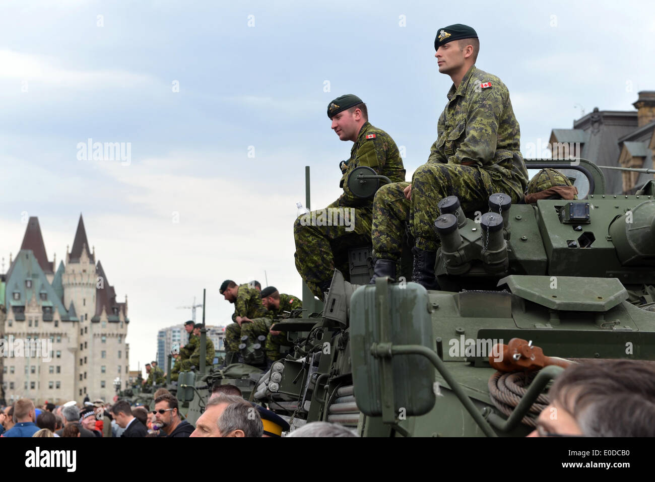 I soldati che hanno prestato servizio nelle forze canadesi in Afghanistan sono onorati sulla Collina del Parlamento durante la giornata nazionale di onore il 9 maggio 2014 a Ottawa, Canada Foto Stock