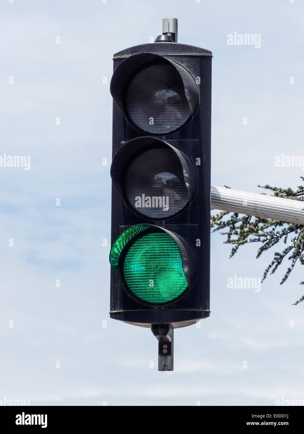 Un semaforo con luce verde. Foto simbolico per il viaggio gratuito, la situazione economica e il successo, Eine Verkehrsampel mit gruene Foto Stock