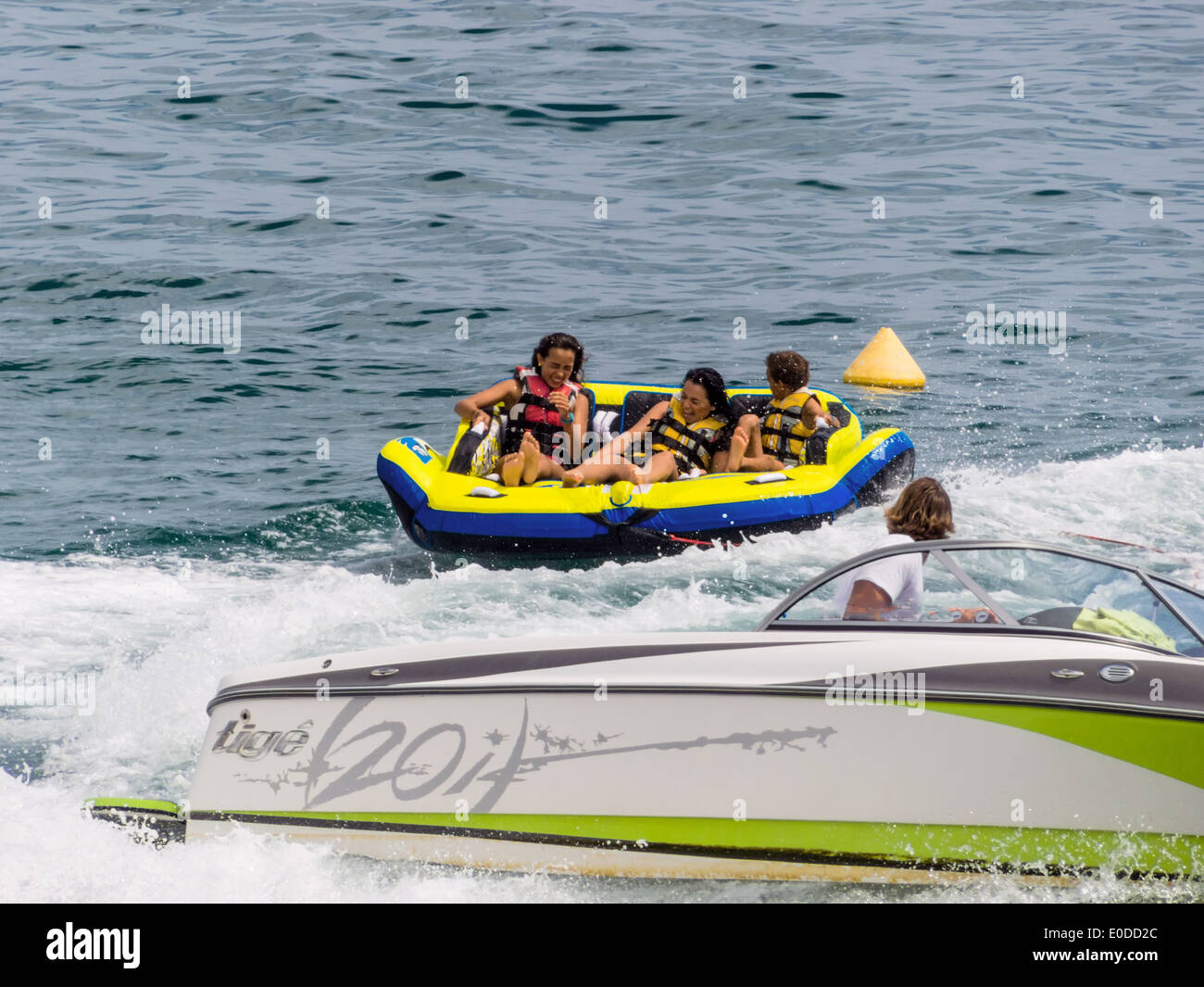 Vacanzieri in un gommone nel surf sono tirate in motoscafo., Urlauber in einem Schlauchboot in der Brandung werden von M Foto Stock