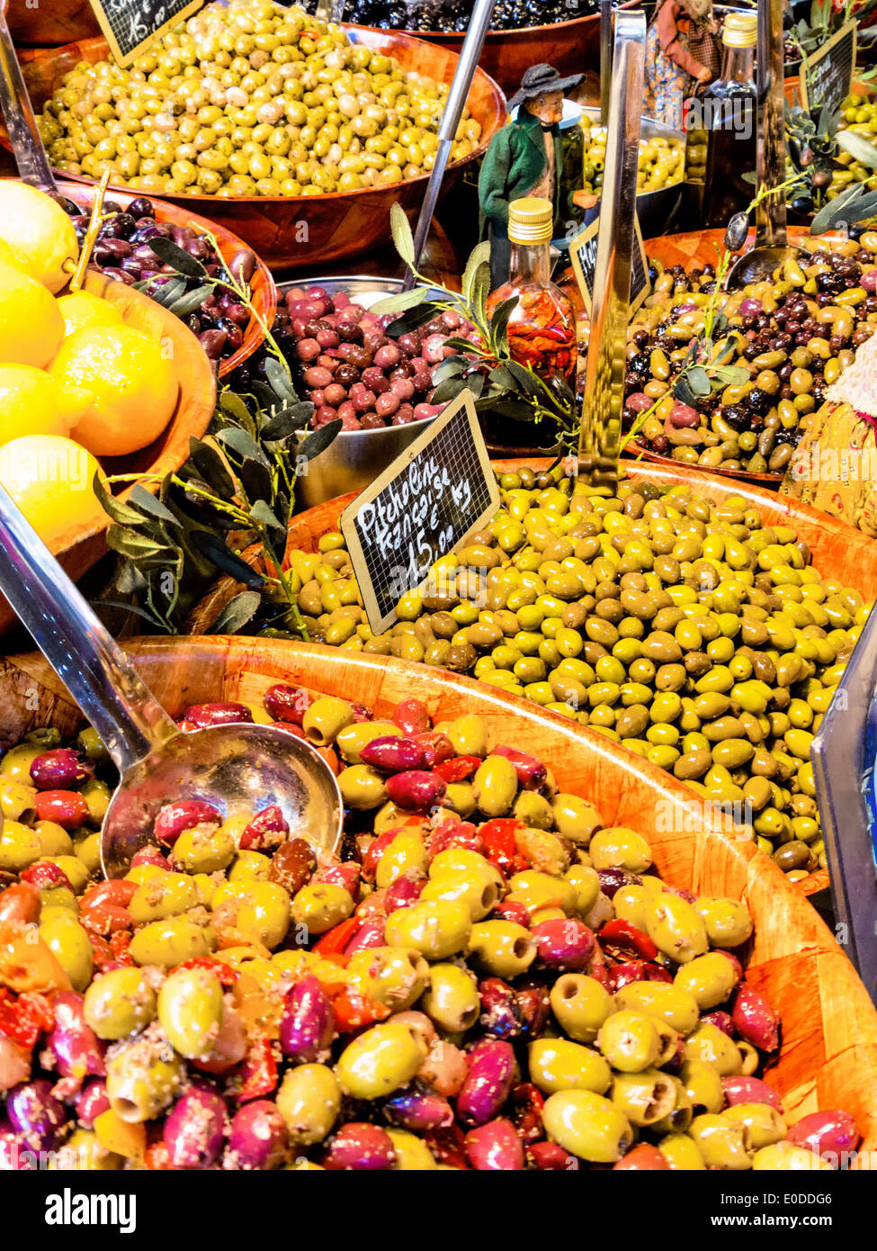 Scelta di olive in un mercato, foto simbolico per il cibo, la freschezza, il cibo sano, Auswahl un Oliven auf einem Markt, Symbolfoto fu Foto Stock