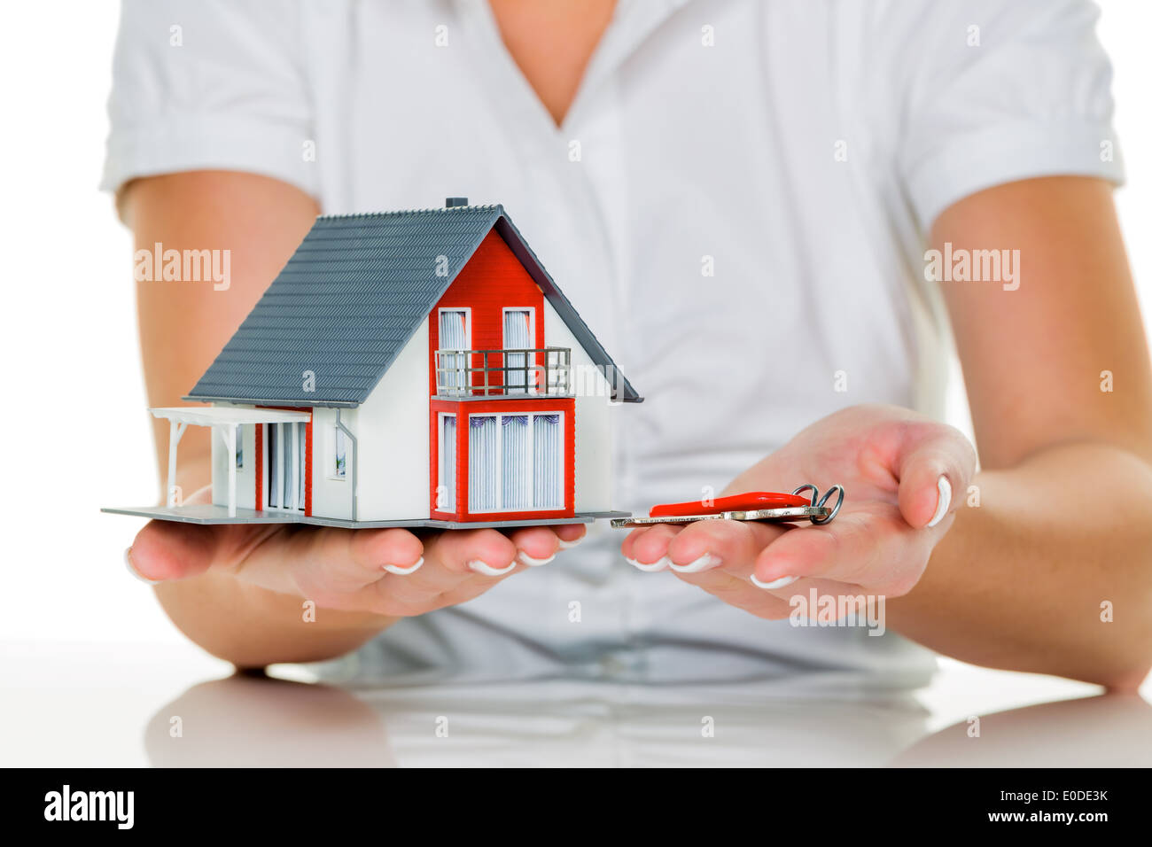 Un broker per immobili con una casa e una chiave. Il successo di noleggio e vendita di case da agenti immobiliari., Ein Makler fuer Immobilie Foto Stock