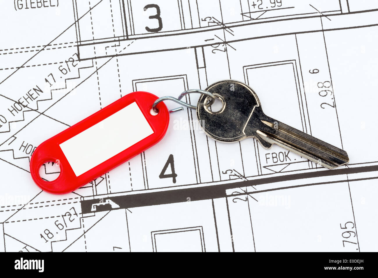 Una chiave di un piano giace su un piano casa, Ein Schluessel einer Wohnung liegt auf einem Hausplan Foto Stock