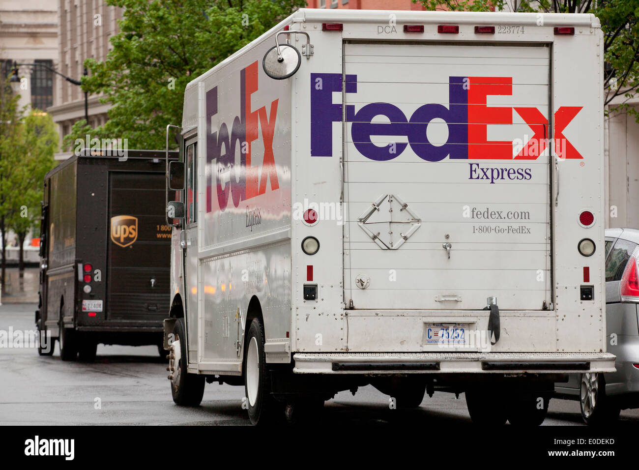 FedEX e UPS camion di consegna Foto Stock