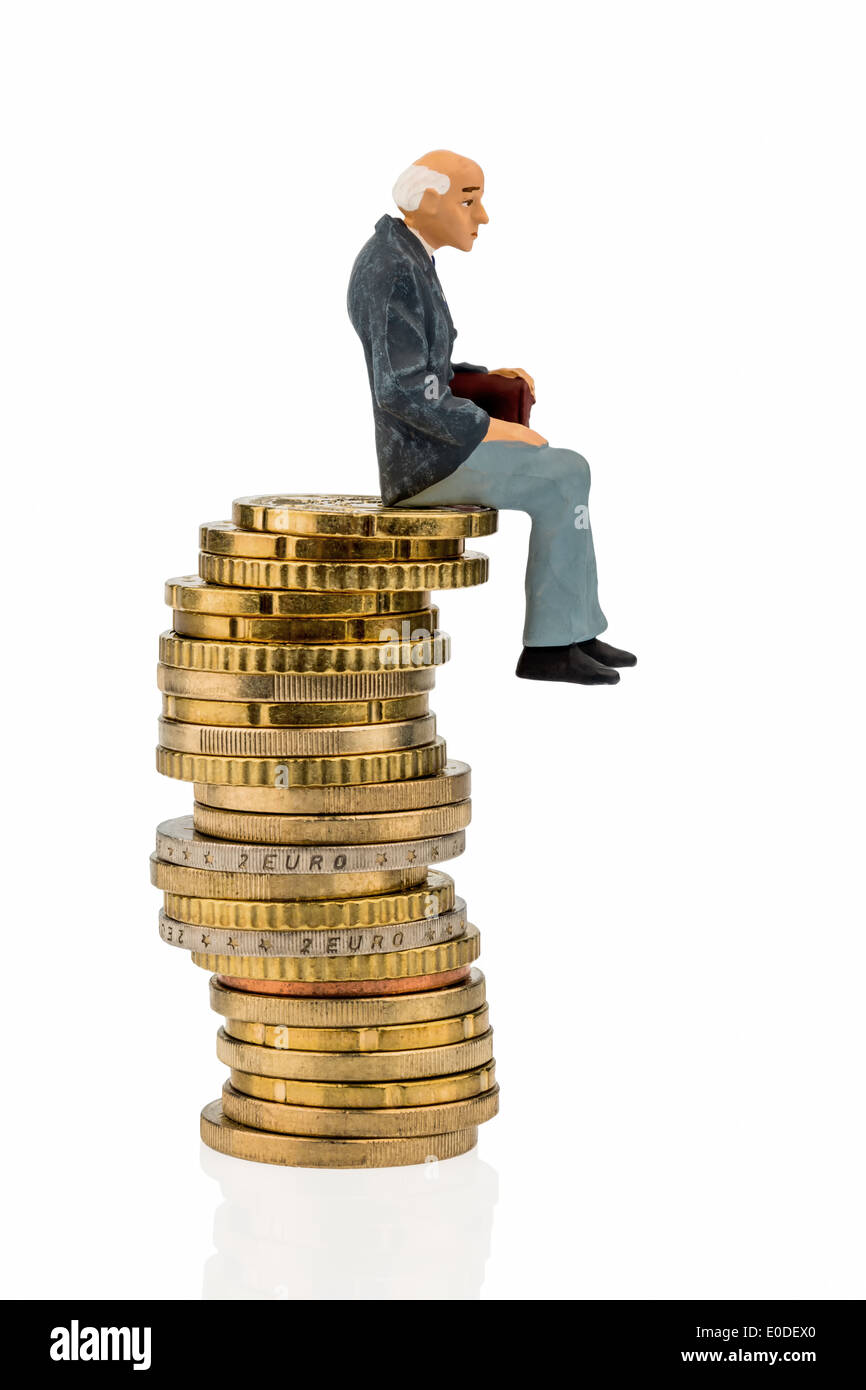 Titolare di una pensione o di una rendita si siede su una pila di monete. Foto simbolico per pensioni e Penison, Ein Rentner sitzt auf einem Muenzstapel. Symbolfoto fue Foto Stock