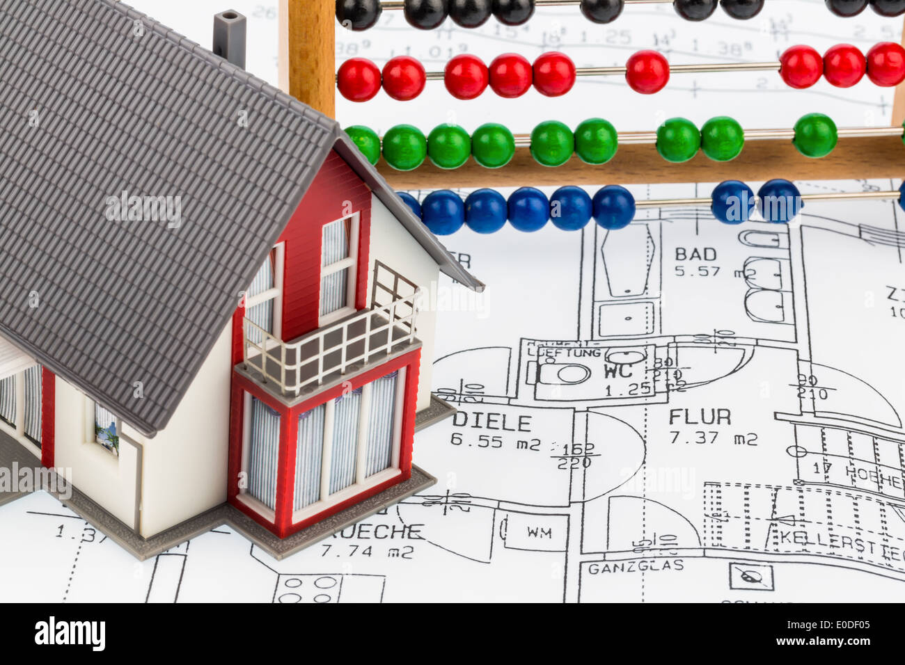 Il modello di una casa di abitazione sorge su un architetto del piano. Foto simbolico per costruzione di salvataggio, das Modell eines Wohnhauses Foto Stock