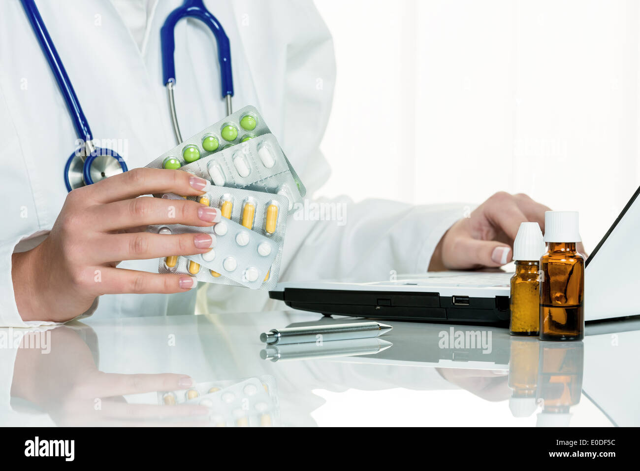 Medico scrive una ricetta per compresse, Arzt schreibt ein Rezept fuer Tabletten Foto Stock
