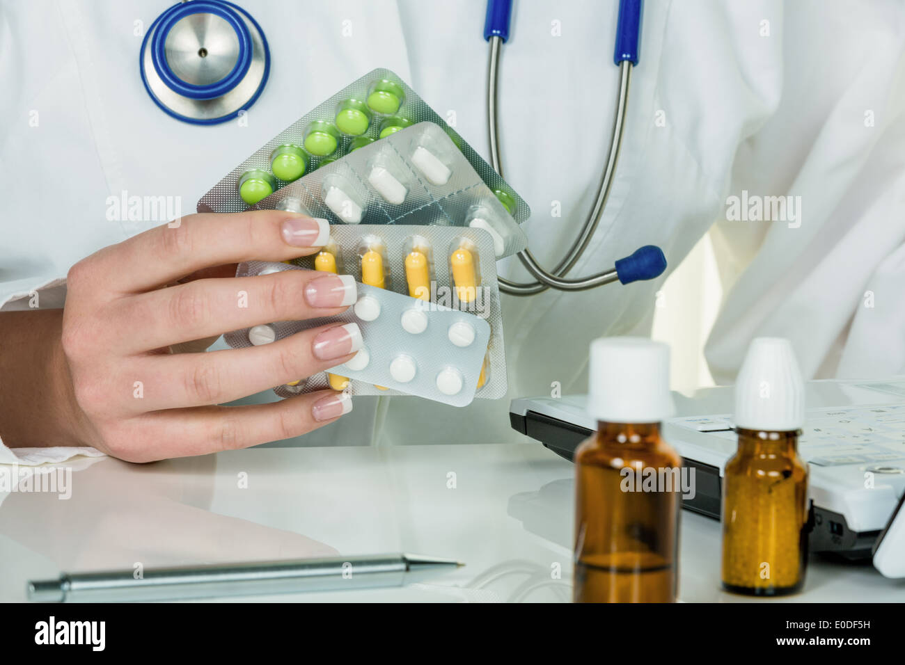 Medico scrive una ricetta per compresse, Arzt schreibt ein Rezept fuer Tabletten Foto Stock