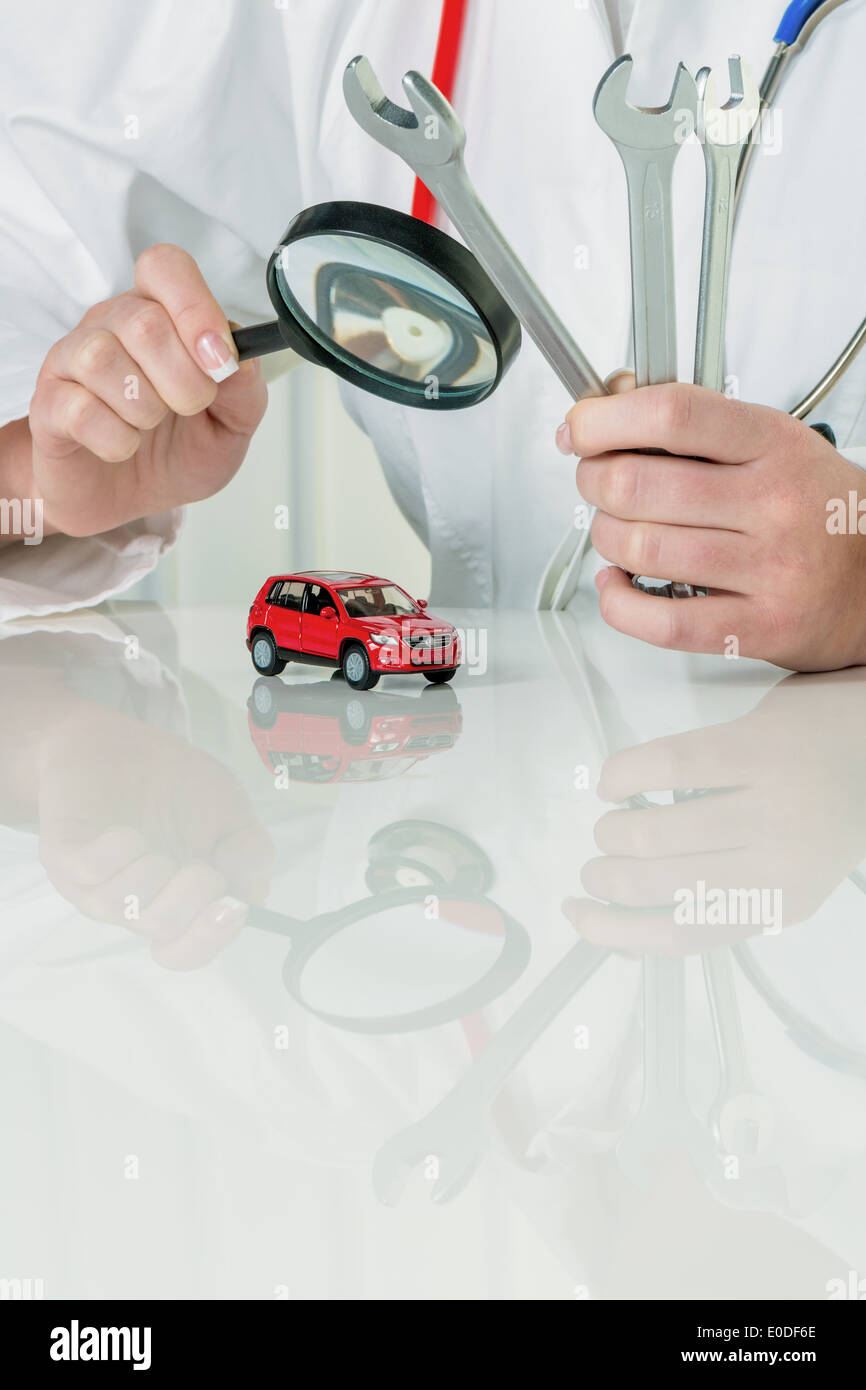 Auto è esaminato dal medico. I costi per la manutenzione e la Reperatur, Auto wird von Arzt untersucht. Kosten fuer Wartung und Reperatur Foto Stock