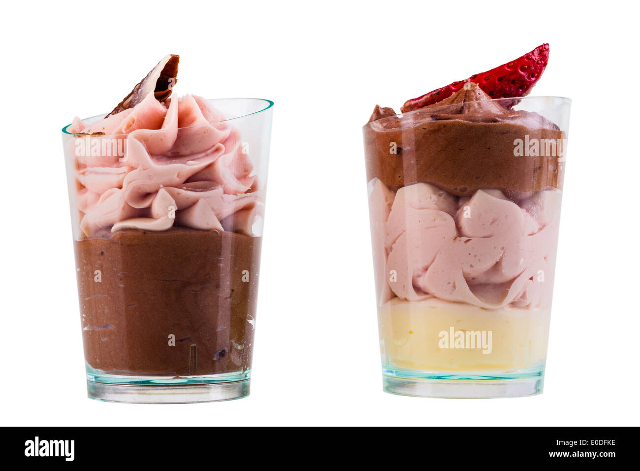 Deliziosi gelati scatti con caroselli e topping isolato su bianco Foto Stock