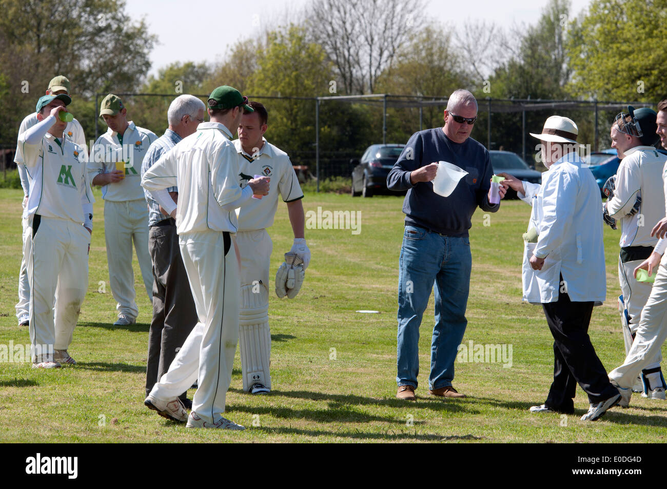Village cricket intervallo di bevande al Catherine de Barnes, West Midlands, England, Regno Unito Foto Stock