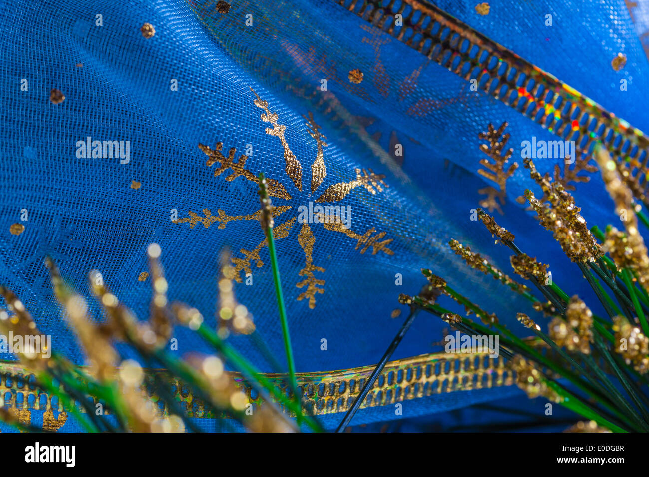 Una bella ghirlanda di Natale con un nastro blu e golden pigne Foto Stock