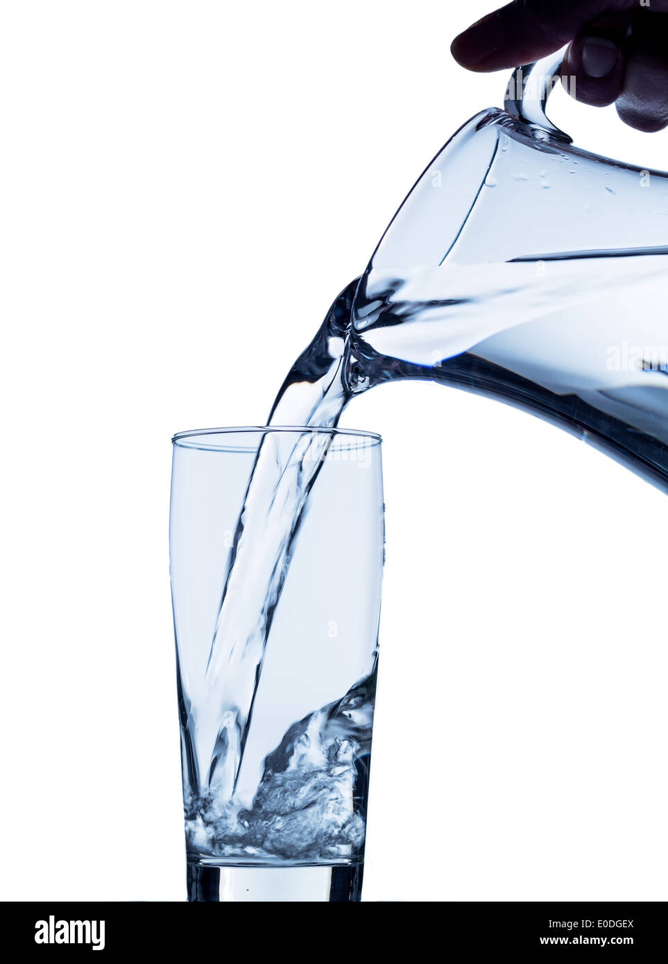 Acqua pura diventa in un bicchiere di acqua da una brocca eingeleert. Acqua fresca da bere, Reines Wasser wird in ein Wasserglas aus einem Foto Stock