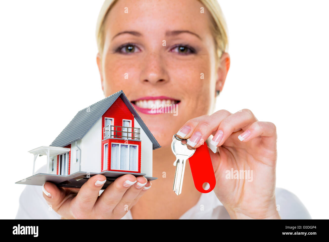 Un broker per immobili con una casa e una chiave. Il successo di noleggio e vendita di case da agenti immobiliari., Ein Makler fuer Immobilie Foto Stock