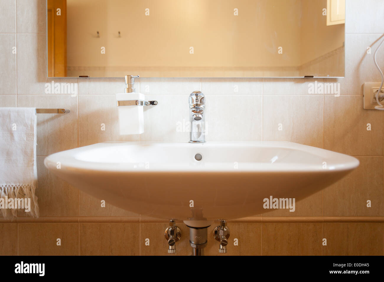 Un pulito e moderno bagno fauced in una mattina di sole Foto Stock Un pulito e moderno bagno fauced in una mattina di sole Foto Stock