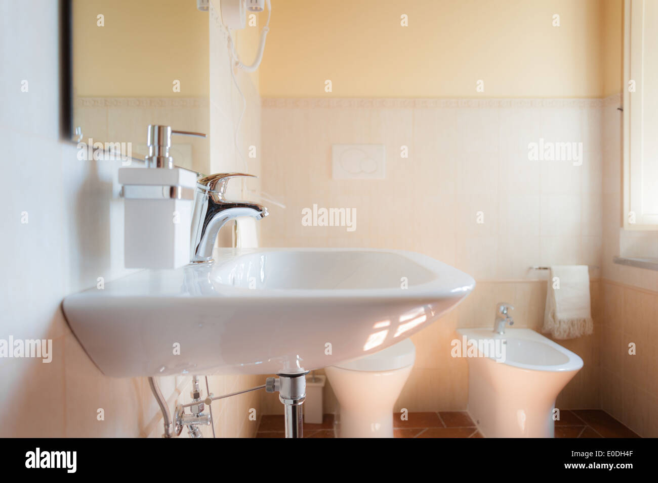 Un pulito e moderno bagno fauced in una mattina di sole Foto Stock Un pulito e moderno bagno fauced in una mattina di sole Foto Stock